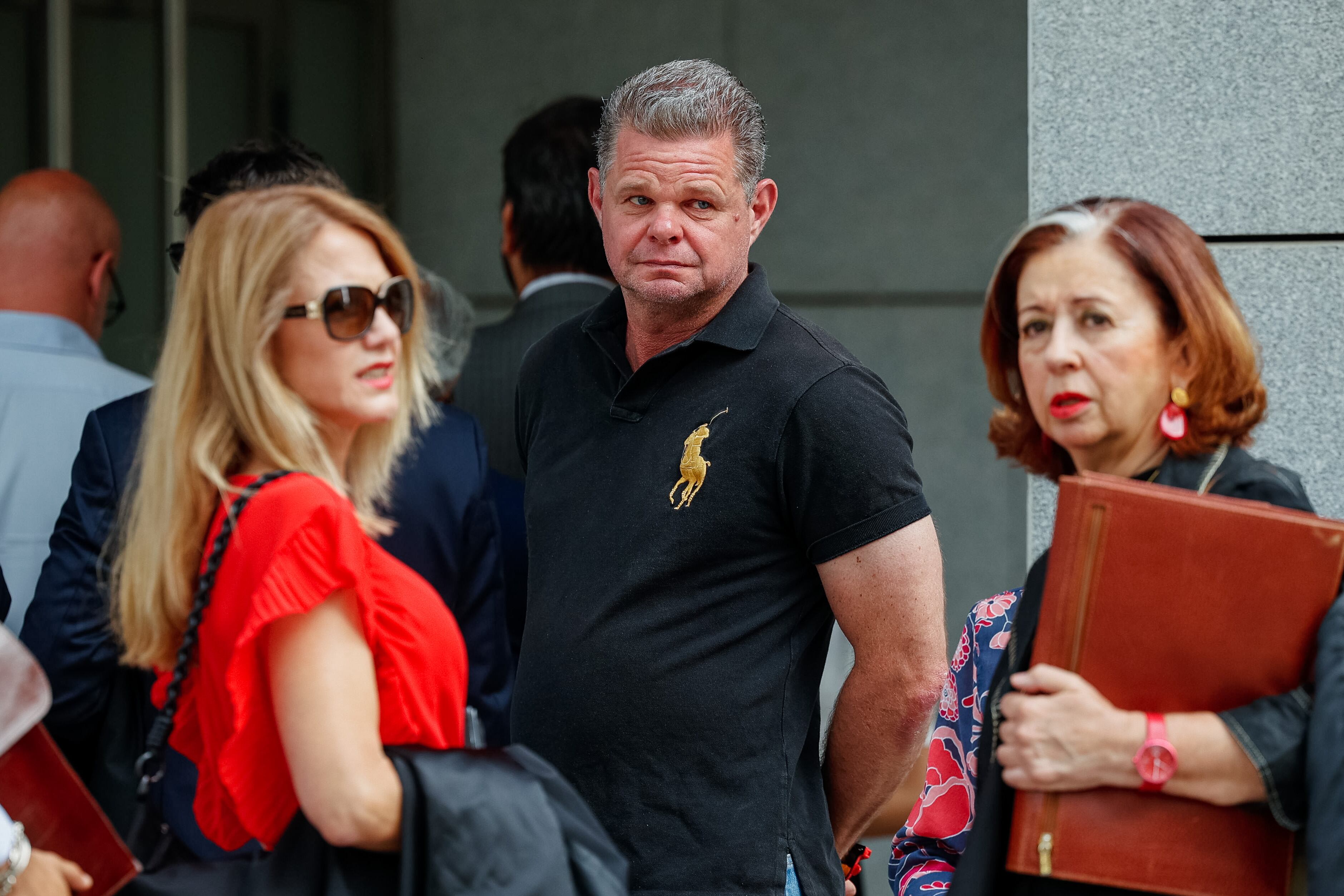 MADRID (ESPAÑA), 24/06/2025.- Joakim Peter Broberg (c), el hijastro de la alcaldesa de Marbella (Málaga), Ángeles Múñoz (PP) a su llegada este martes a la Audiencia Nacional donde continúa el juicio a 24 acusados, entre los que se encuentra Broberg, por integrar presuntamente una red de tráfico de drogas y blanqueo de capitales que estaría liderada por ciudadanos de nacionalidad sueca y asentada en España. EFE/ Daniel Gonzalez
