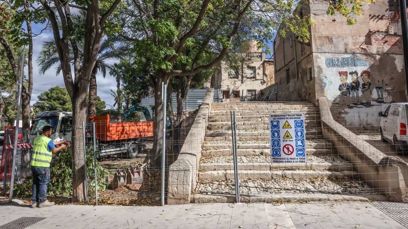 Las obras ya están en marcha y han comenzado con la demolición parcial de los elementos deteriorados, la preparación del terreno y el vallado de seguridad en la zona
