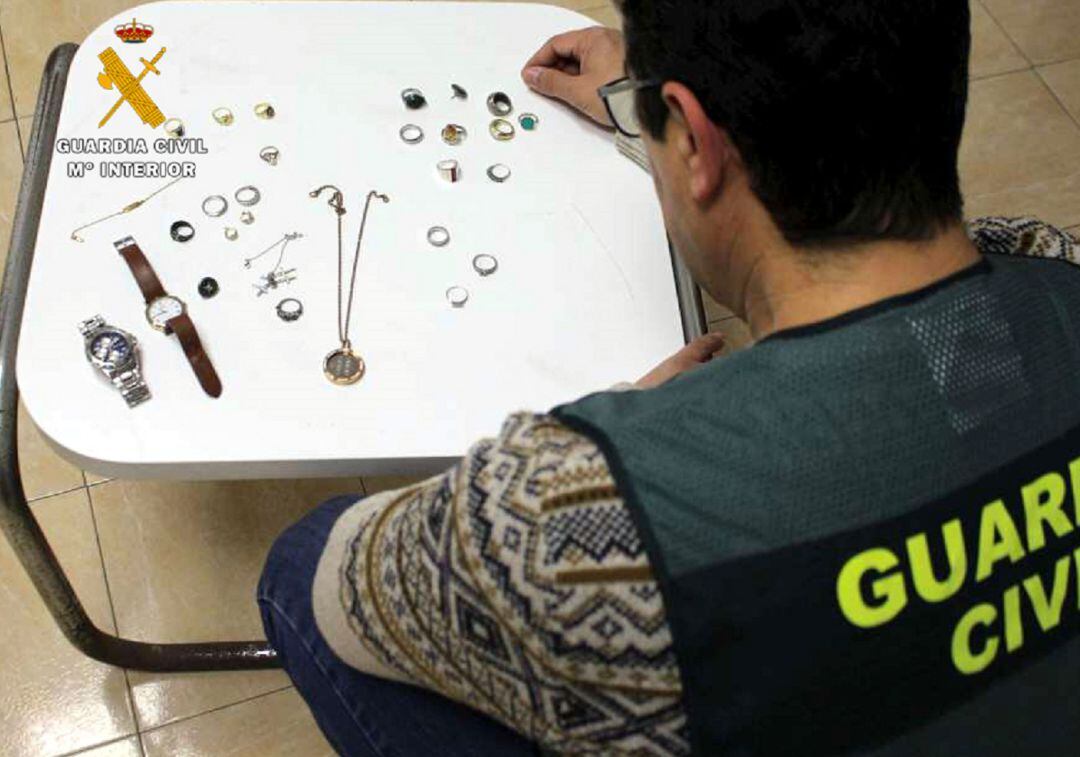 Agente de la Guardia Civil en Cantabria con las joyas intervenidas