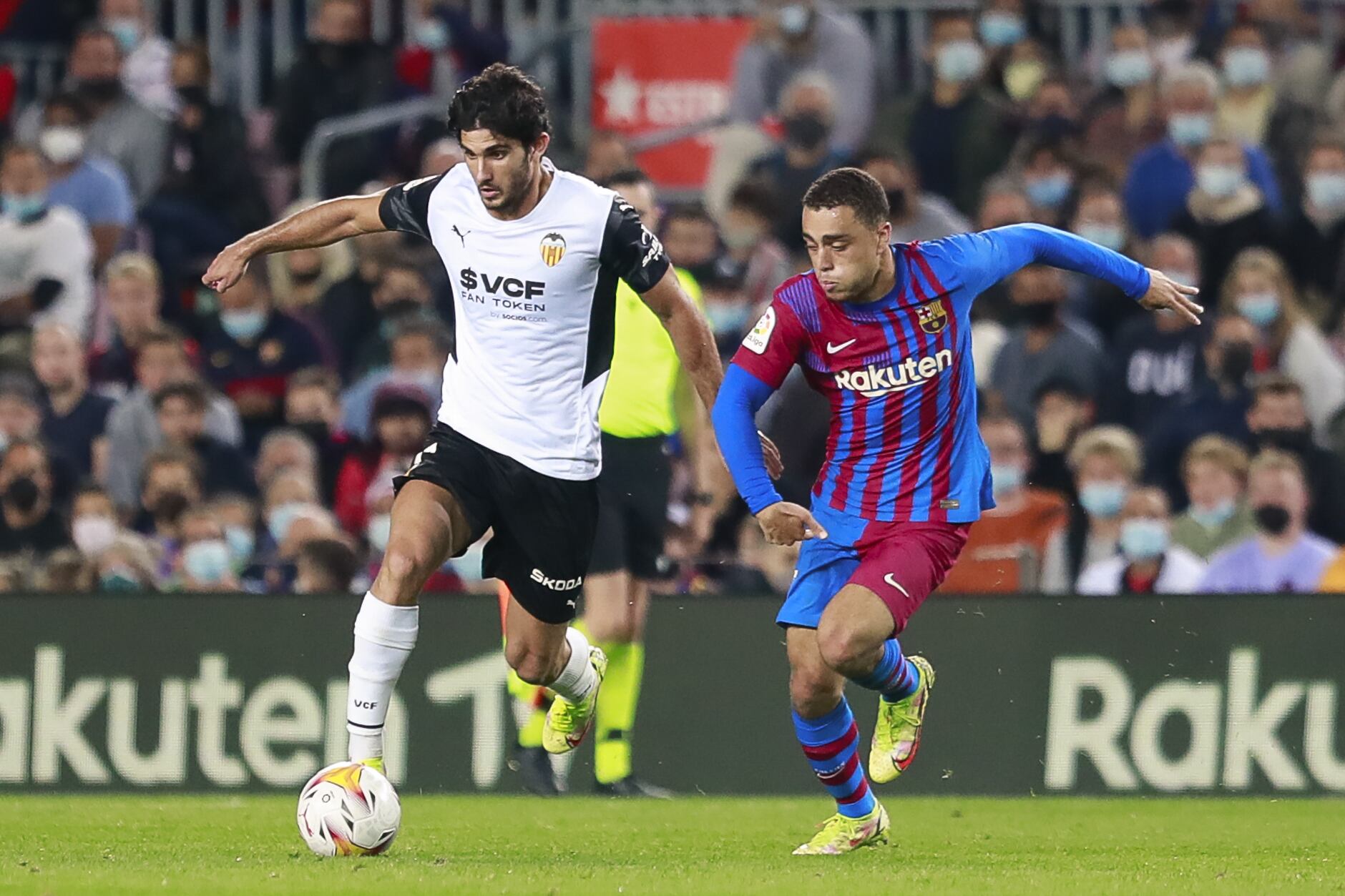 Guedes y Dest, en el Camp Nou