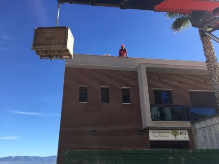 Momento del izado del material hasta la terraza del Centro de Las Palmeras