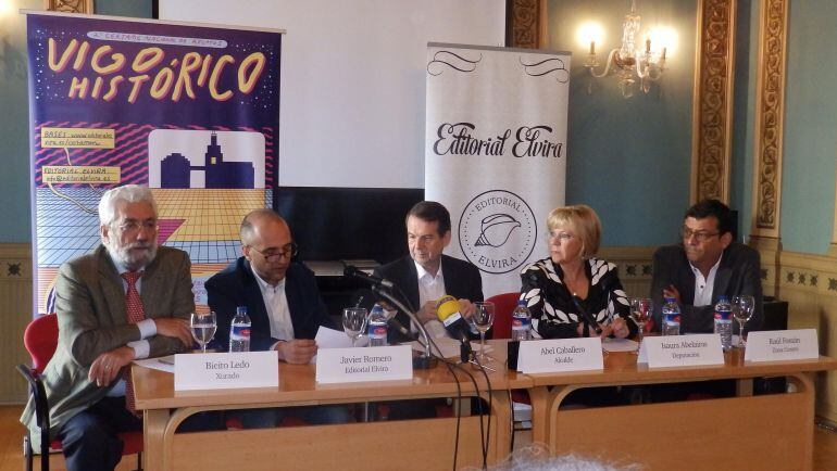 Presentación del dictamen del certamen con la presencia de Bieito Ledo, Javier Romero, de la Editorial Elvira; el alcalde de Vigo, Abel Caballero; la diputada provincial Isaura Abelairas y elpresidente de Zona Centro Raúl Fontán.