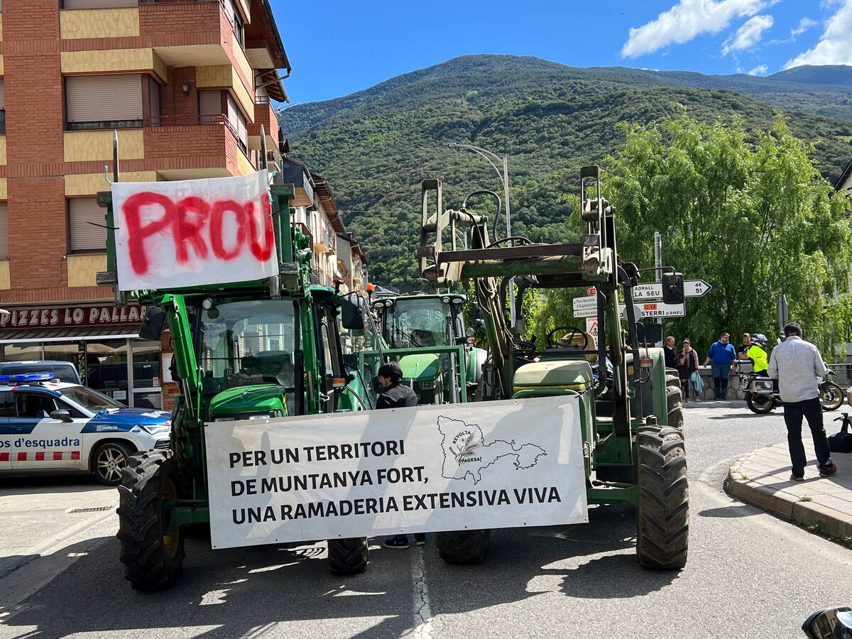Nova protesta de ramaders contra l'os al Pirineu amb un tall a la C-13 a Sort