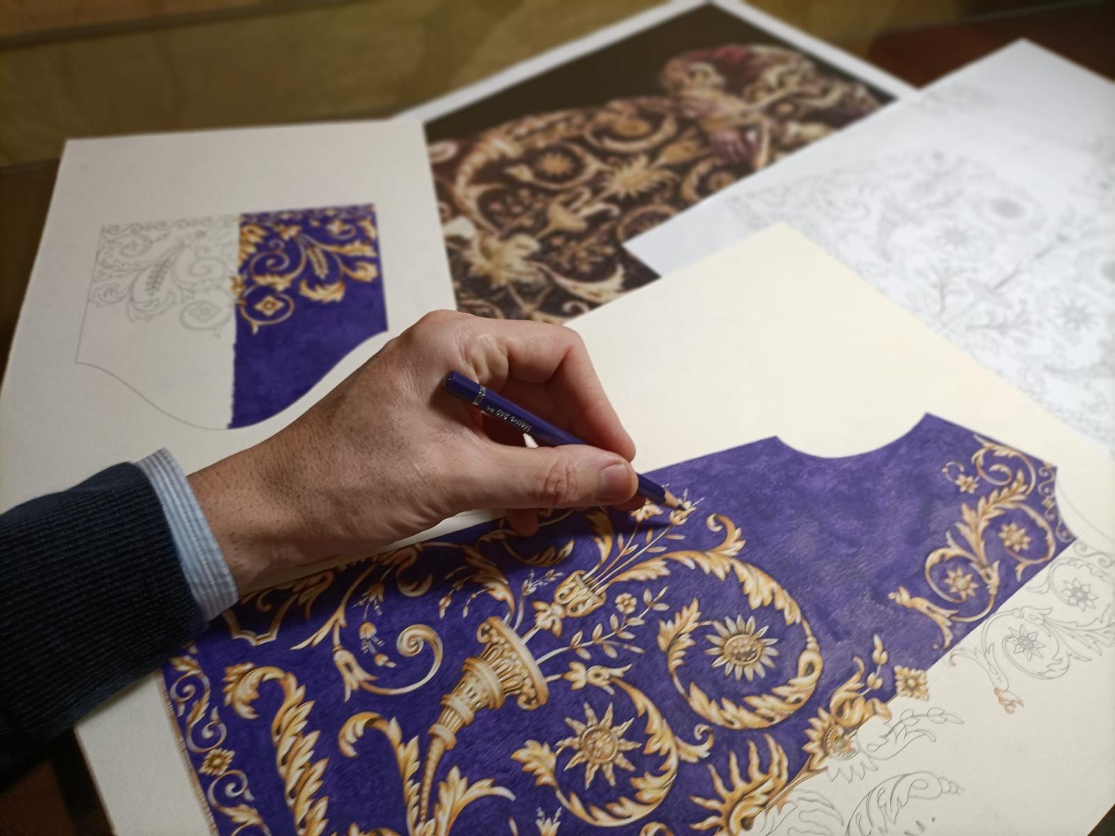 Sergio Cornejo durante los trabajos de recuperación de la túnica de "los cuernos de la abundancia" del Señor de la Sentencia