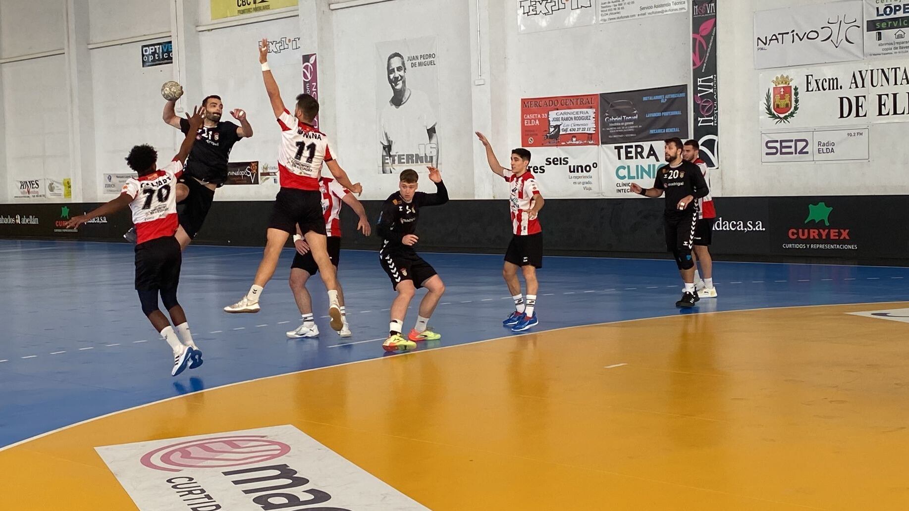 El Elda - C.E.E. mantiene el liderato del grupo