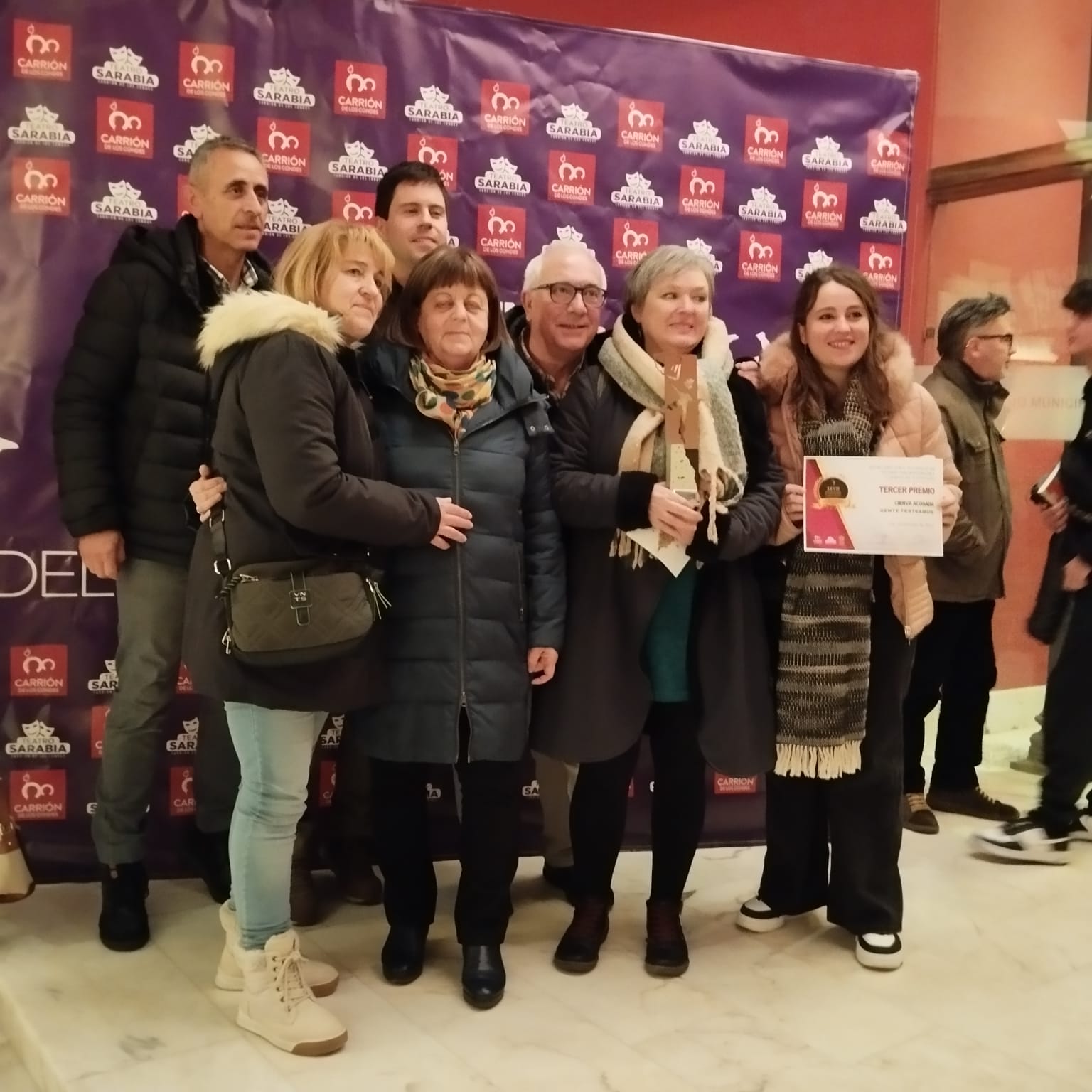 Los componentes de Gente Festeamus muestran sus premios del Certamen Nacional de Teatro Aficionado de Carrión de los Condes