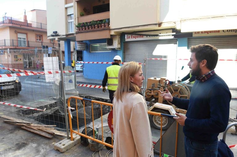 La concejal de aguas del Ayuntamiento de Algeciras, Eva Pajares, visita las obras del colector