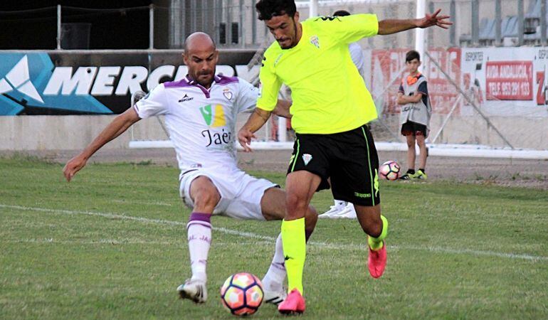 Óscar Quesada y Rafael Gálvez durante uno de los lances del partido