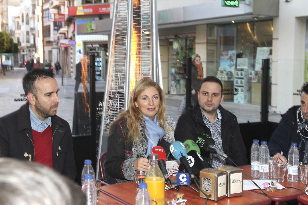 La alcaldesa de Castellón en un encuentro con los medios de comunicación en la plaza de la Paz