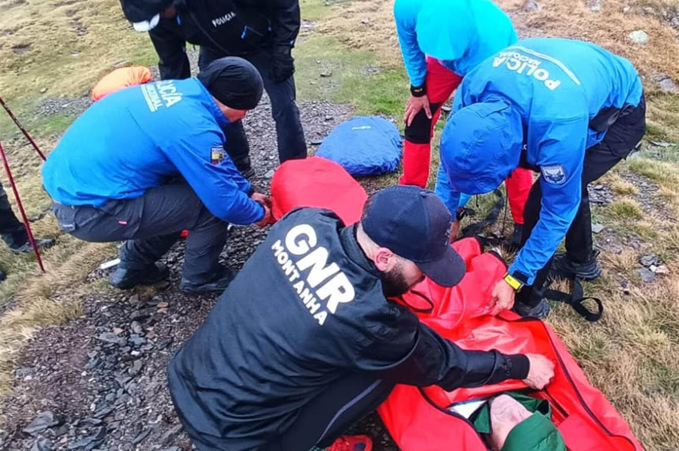 El policia del Grup de Muntanya participant al curs internacional d’iniciació en actuacions de muntanya que imparteix el GREIM