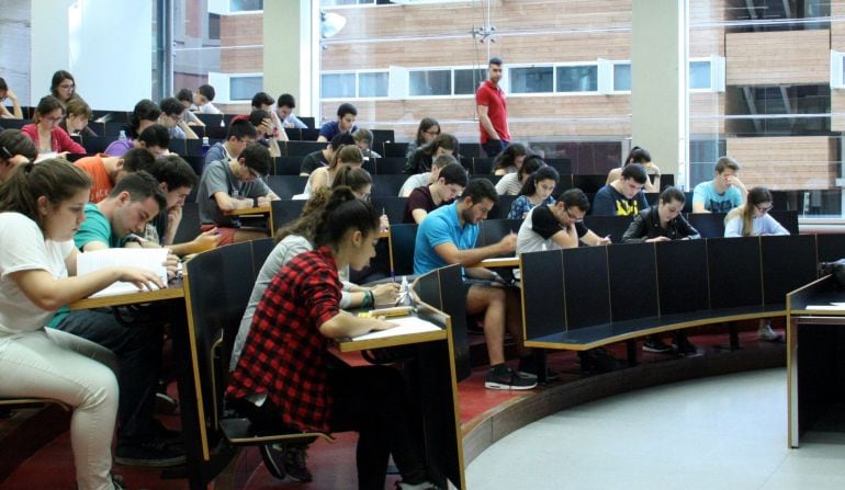 Alumnes examinant-se de la prova de selectivitat aquest 14 de juny de 2016 al Campus Ciutadella de la UPF