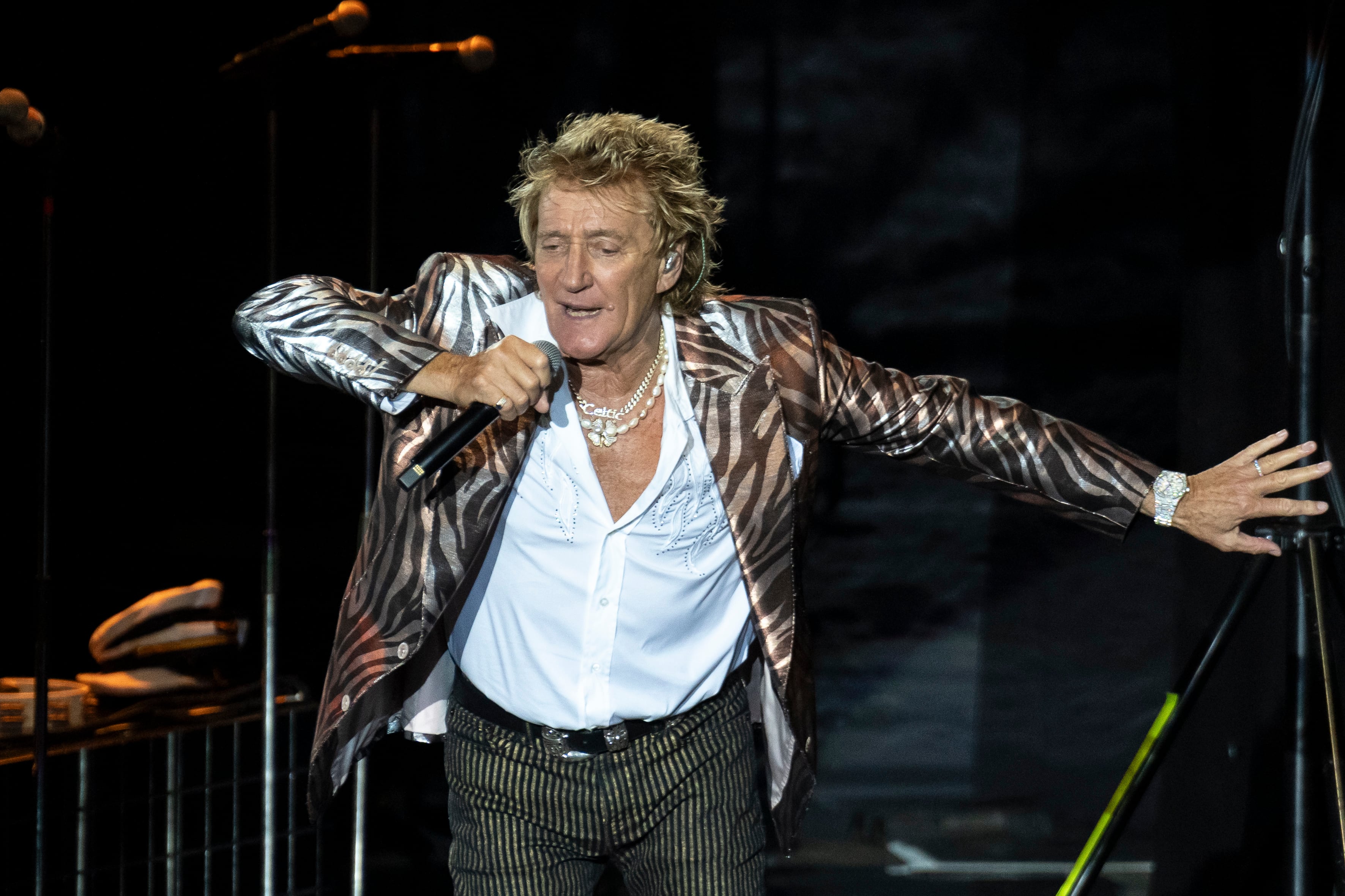 Palafrugell (Girona), 14/07/2023. El británico Rod Stewart es la figura internacional encargada de inaugurar este año el festival de Cap Roig, un referente de los veranos musicales del sur de Europa. EFE/David Borrat.
