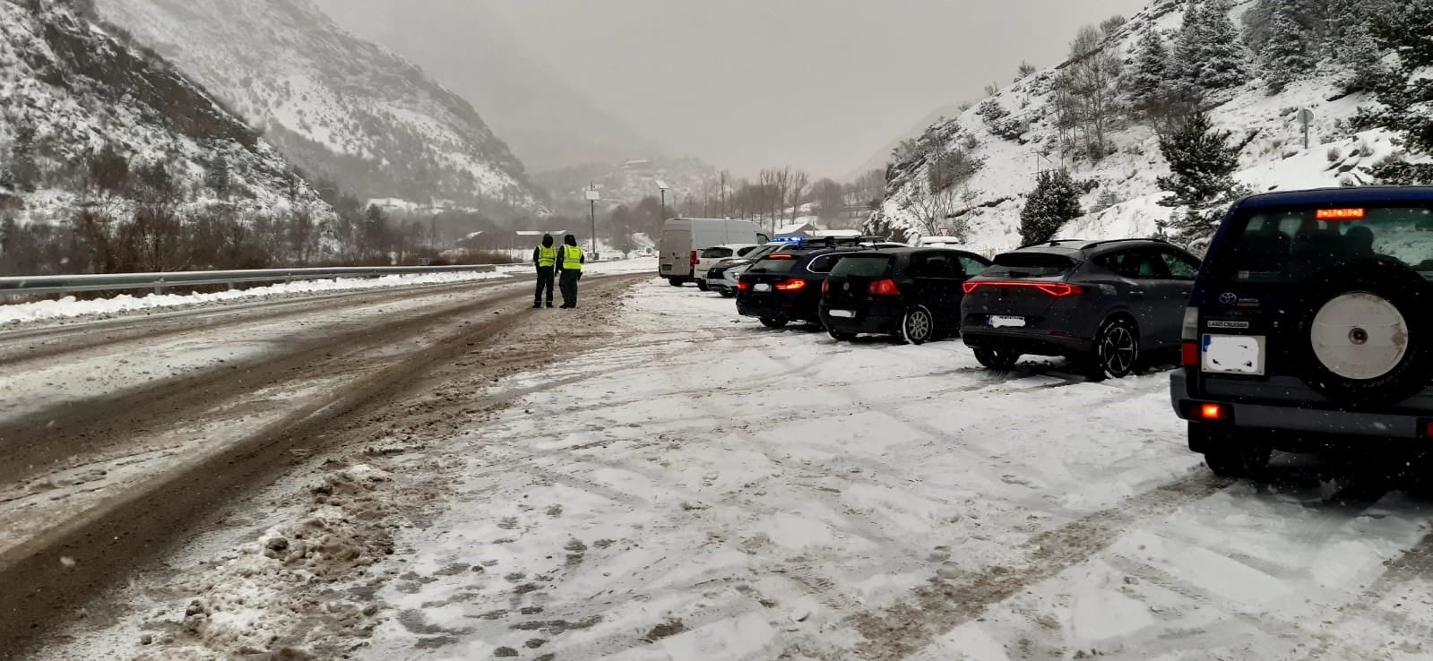 Coches parados en el cruce a Cerler por no llevar neumáticos de nieve o cadenas