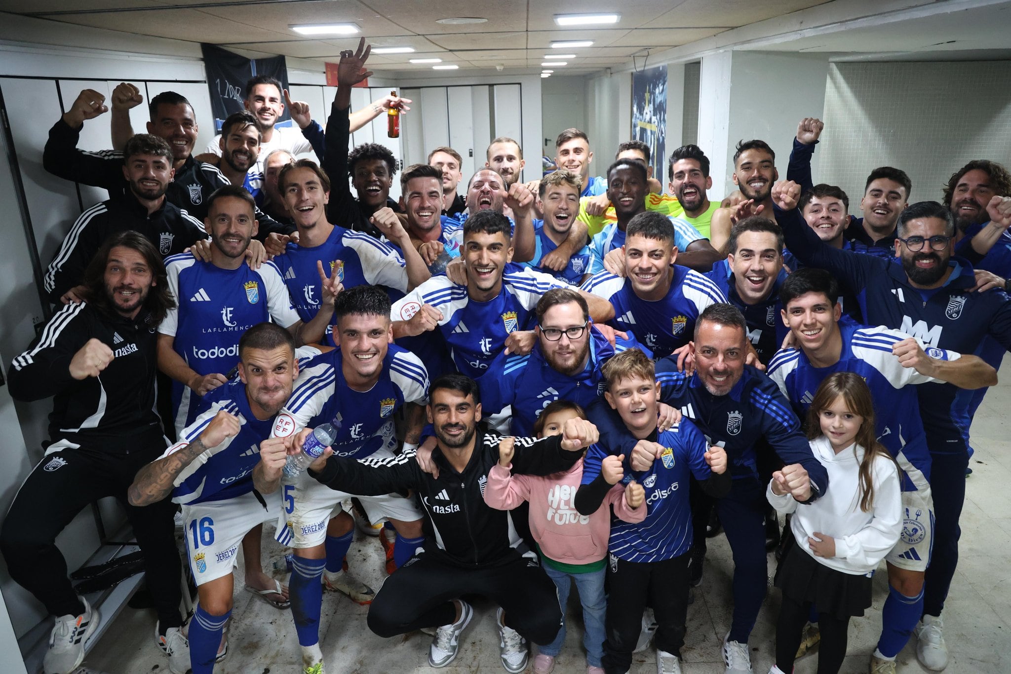 Jugadores del Xerez CD celebran la victoria ante el Águilas