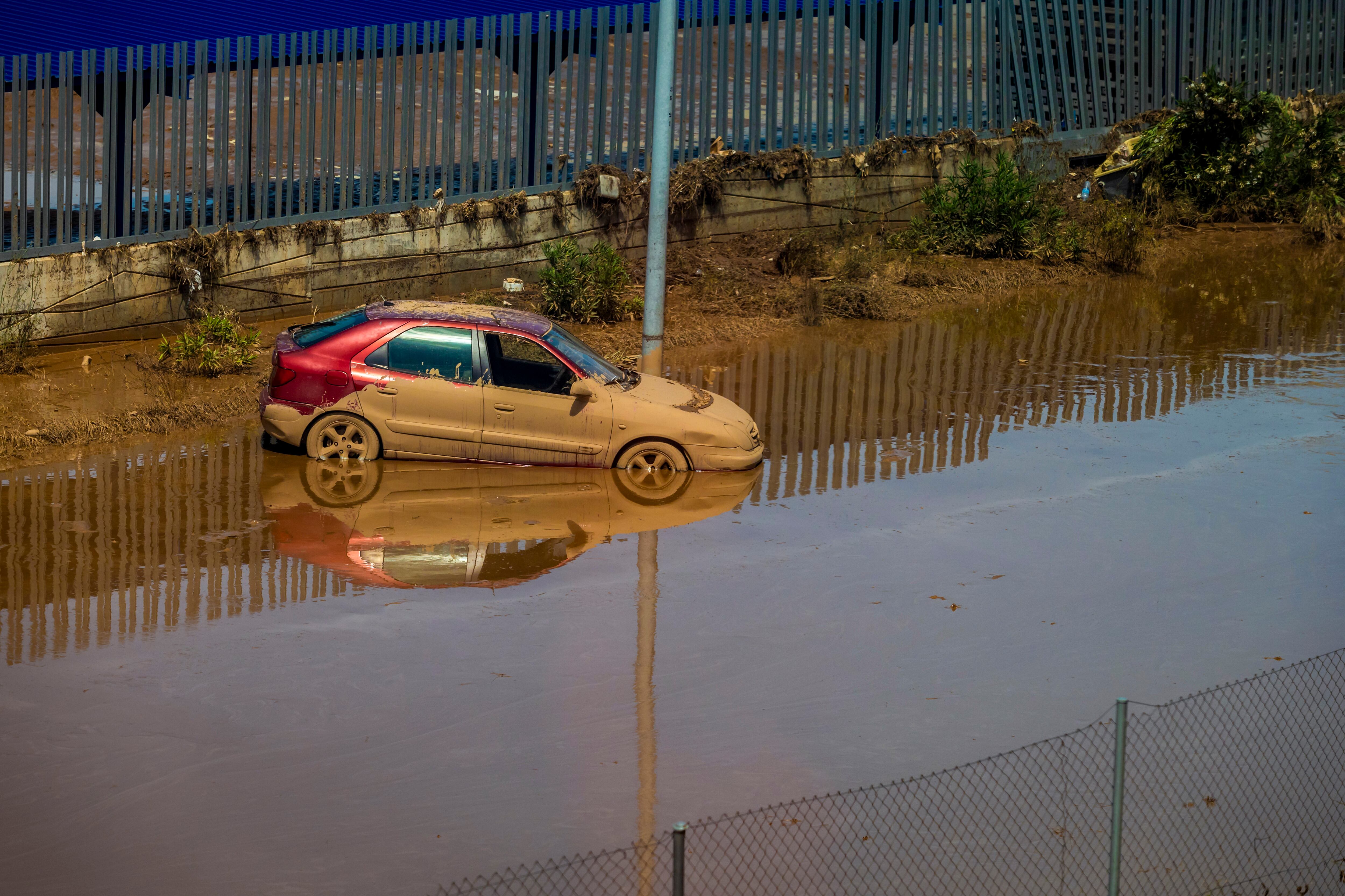 TOLEDO, 05/09/2023.- Un coche en medio de una balsa de agua este martes en unas de las calles del polígono industrial de Toledo que aún sufre las consecuencias de la DANA. EFE/Ángeles Visdómine
