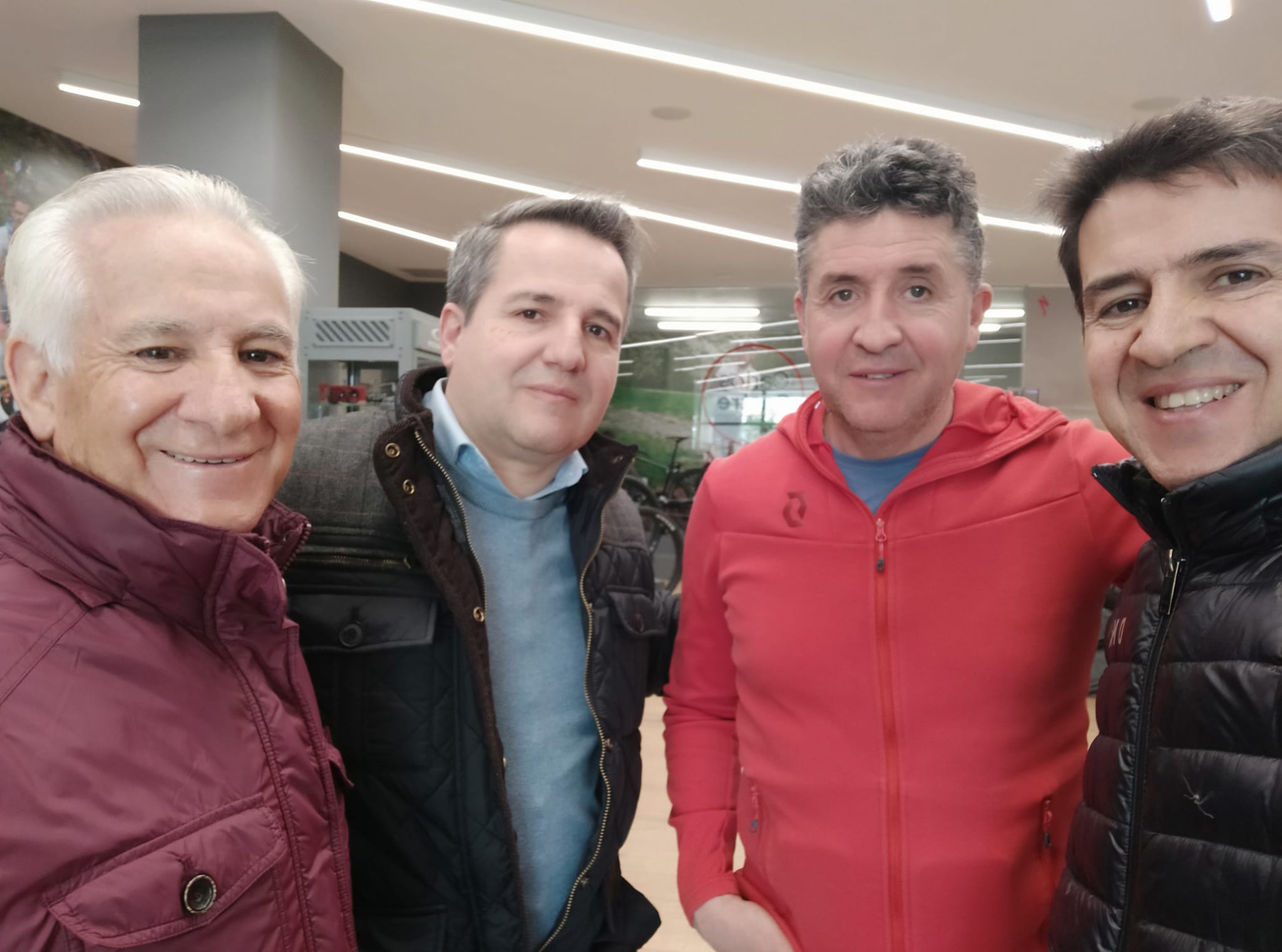 Eduardo con su padre y hermanos