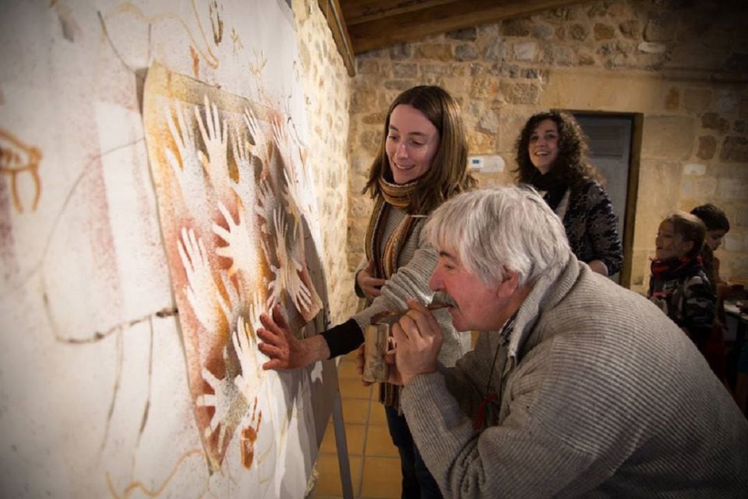 El pintor Ludovico Rodríguez mostrando como realiza sus obras gráficas.