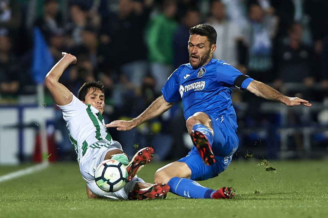 Jorge Molina (d) lucha por un balón en un partido contra el Real Betis Balompié en la temporada 2017-2018