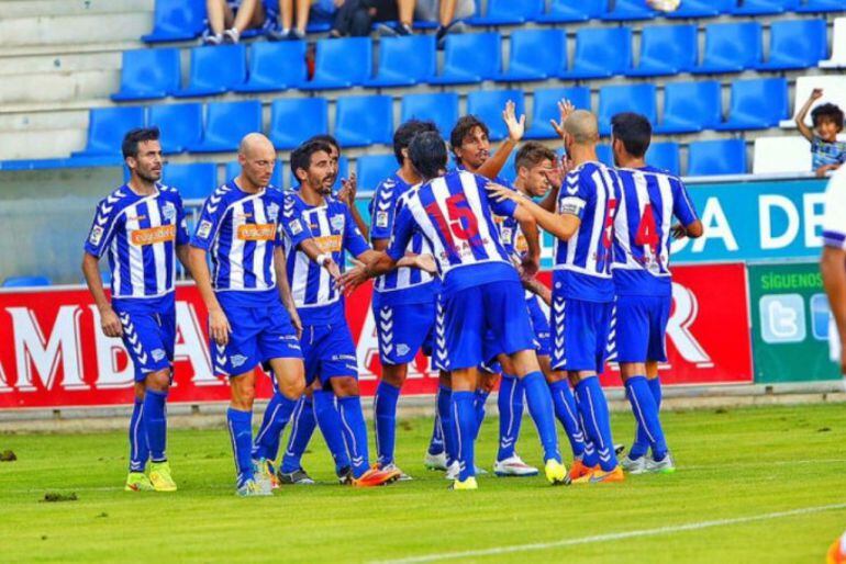 Los jugadores del Alavés celebran el primer gol del partido, marcado por Facundo Guichón en el minuto 28