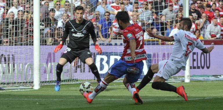 El defensa portugués del Sevilla Diogo Figueiras pelea un balón con el delantero portugués del Granada Daniel Candeias.