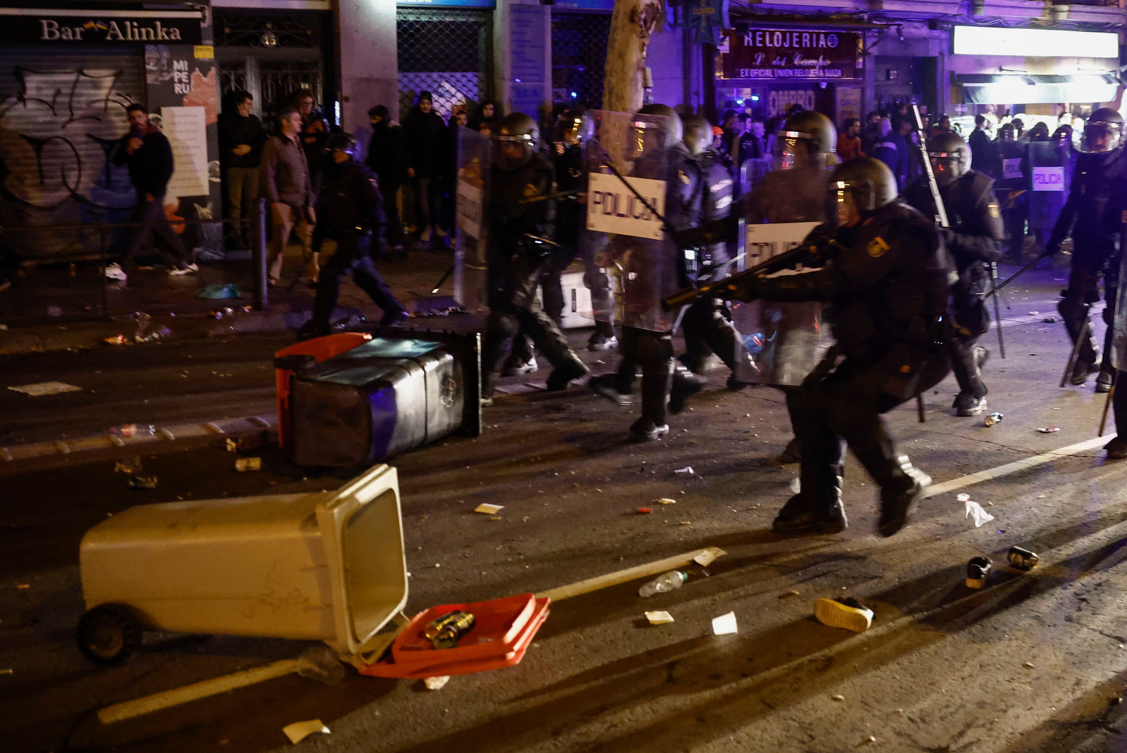 Enfrentamientos con la Policía durante una nueva manifestación convocada contra la amnistía este jueves, en la calle Ferraz, en Madrid, donde se encuentra la sede del PSOE.