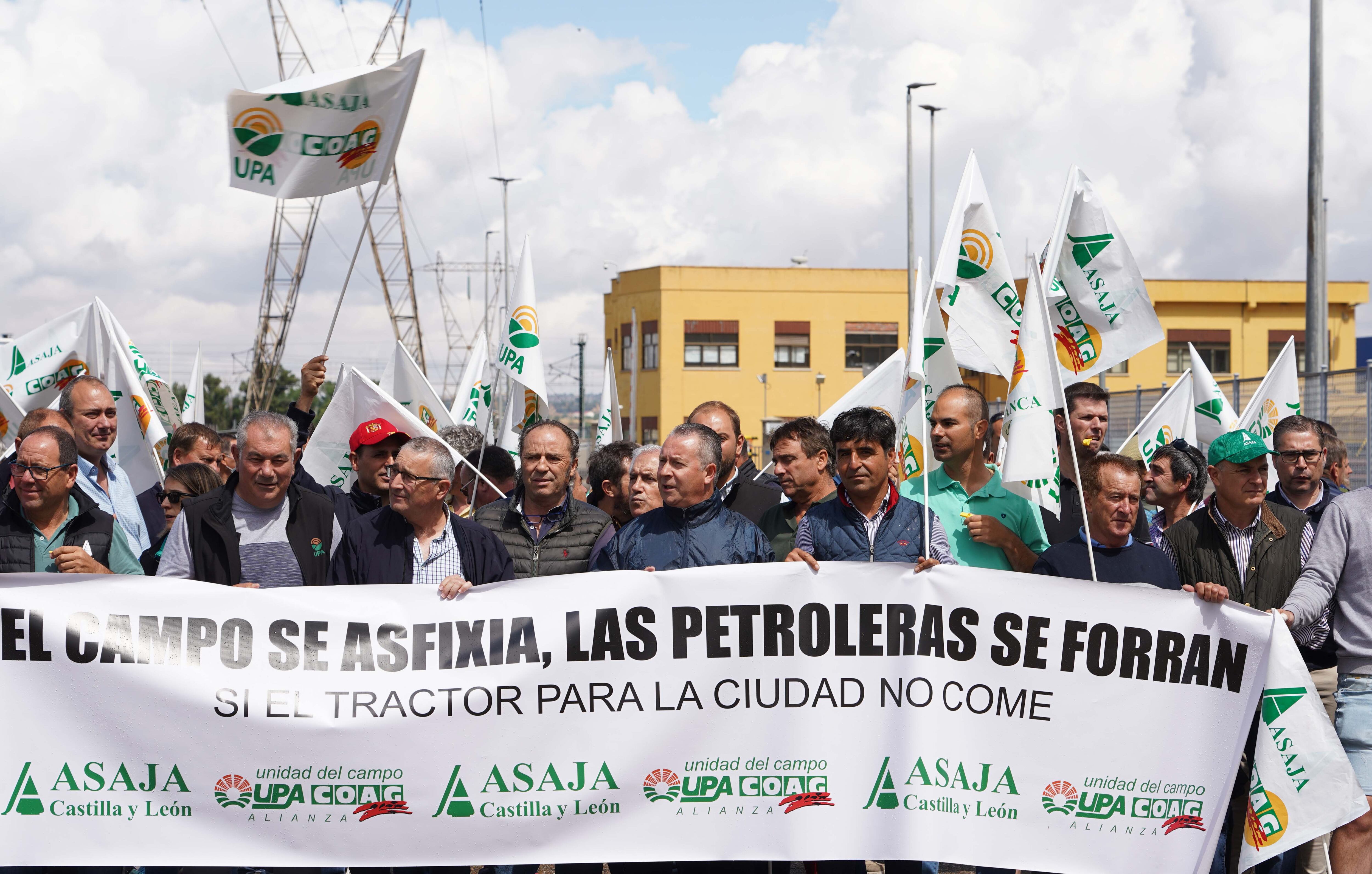 Las organizaciones agrarias ASAJA y la ALIANZA UPA-COAG se manifiestan en Valladolid en protesta por los precios del gasóleo agrícola. EFE/ R. García