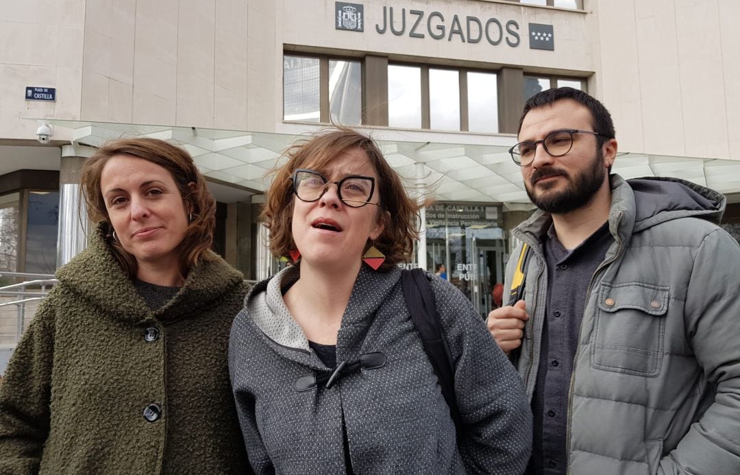 Reguant (centro) acompañada por Mireia Vehí y Albert Botran, diputados de la CUP en el Congreso