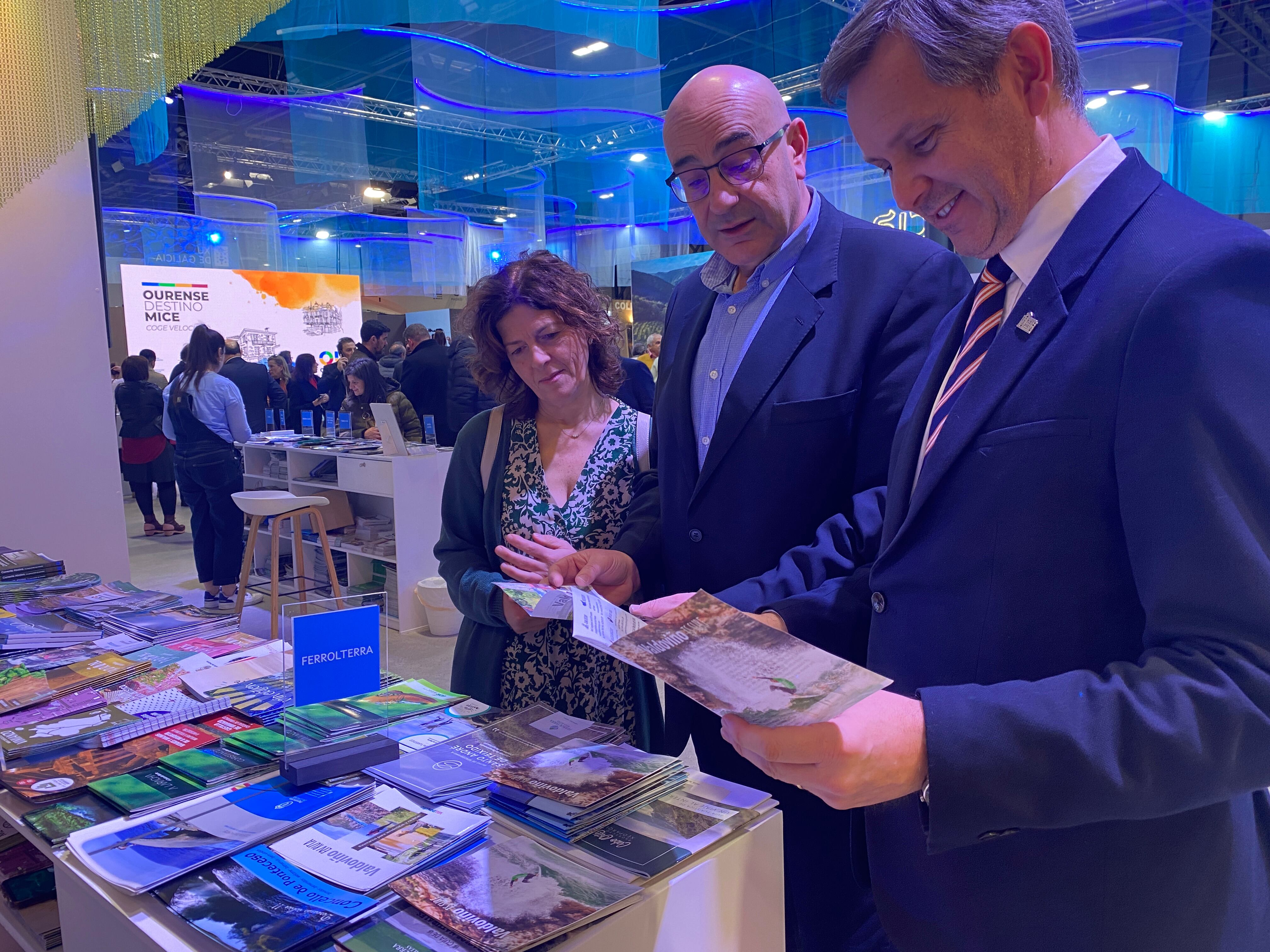 El delegado del Gobierno en Galicia, José Miñones, con Alberto González, alcalde de Valdoviño, en Fitur