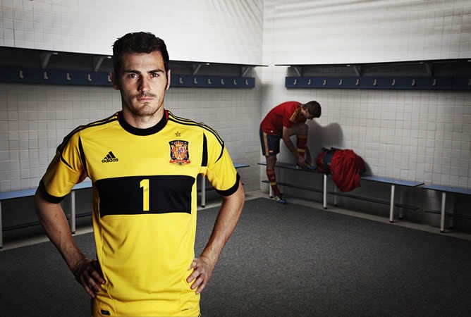 Iker Casillas con la nueva camiseta de la Selección para la Euro 2012