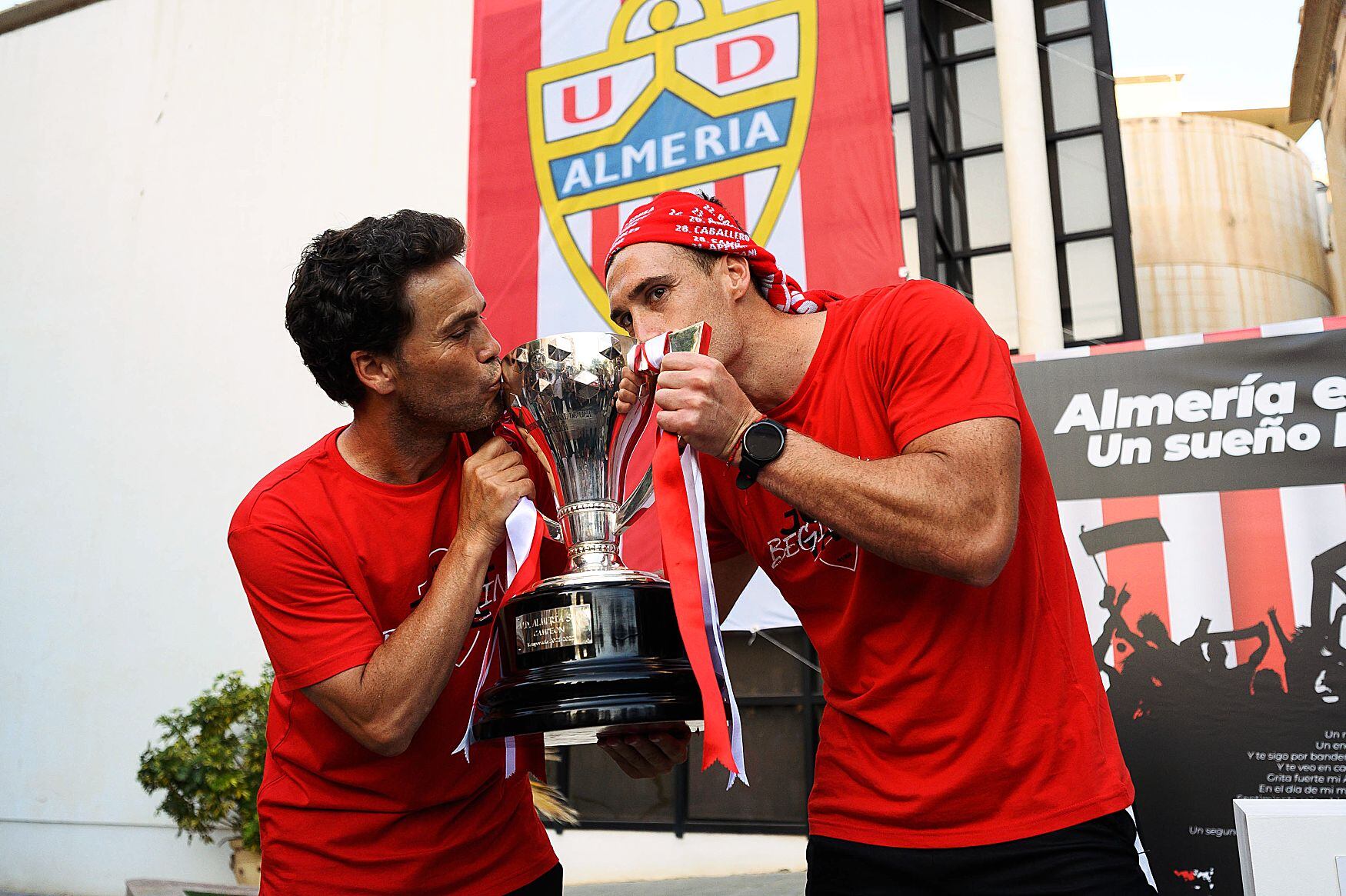 Rubi y Fernando besan la copa de campeones de Segunda División.