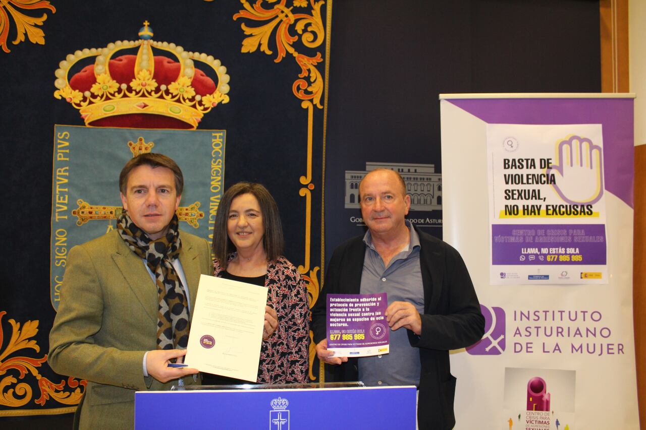 El presidente y vicepresidente de OTEA junto al directora general Nuria Varela.