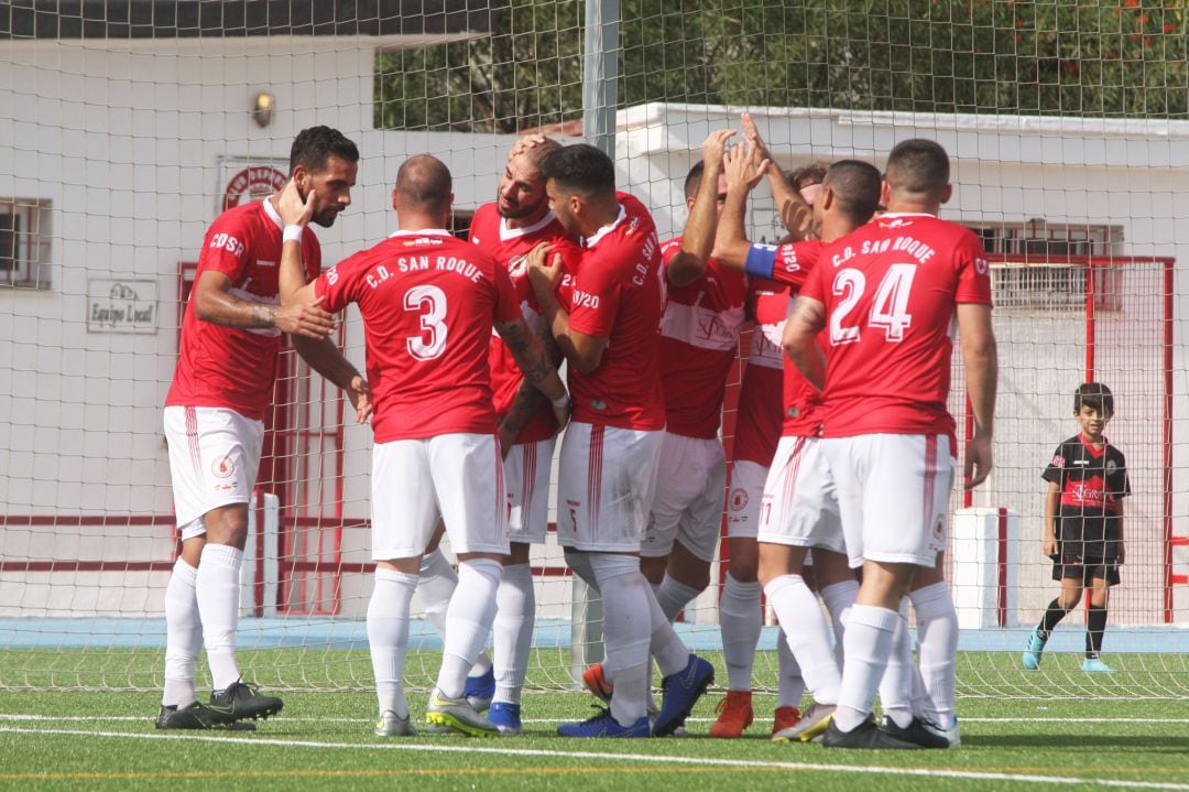 La plantilla celebra un gol.