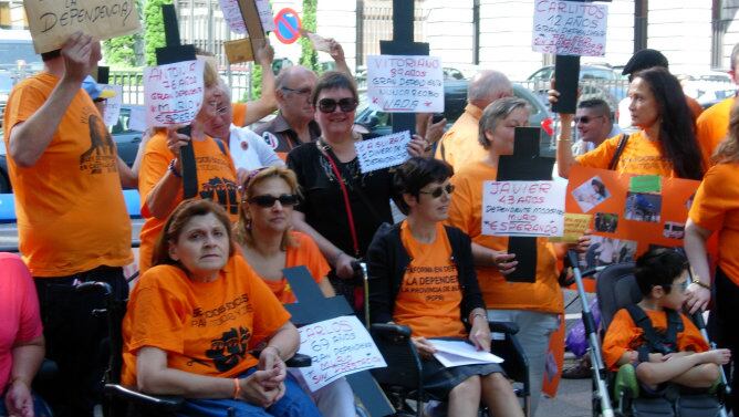 &#039;Marea naranja&#039; en favor de las ayudas a la dependencia. Protesta ante las puertas del Ministerio de Sanidad