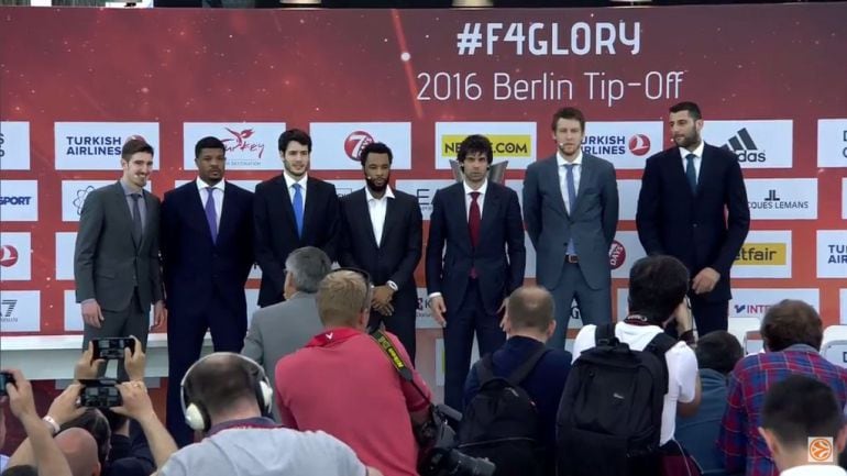 Los premiados por la Euroleague durante la temporada 2015-16 posan junto al trofeo.