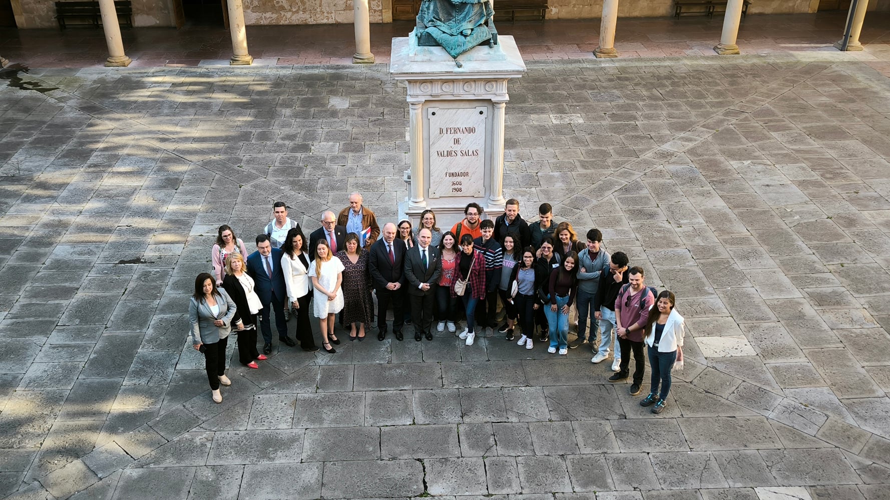 Participantes en el Campus Iberoamericano de la UNIOVI, posan en el claustro de la institución con el Rector, miembros de su equipo y responsables del Gobierno del Principado