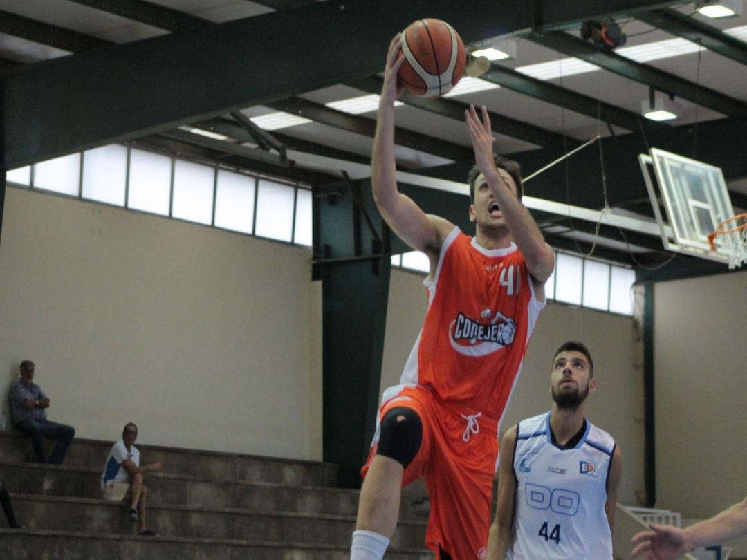 Un jugador del CB Aloe Plus Conejeros lanzando a canasta.
