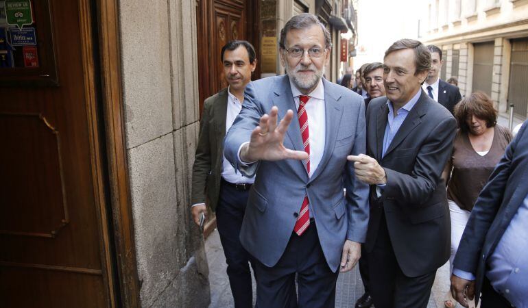 El presidente del Gobierno en funciones, Mariano Rajoy, acompañado por el vicesecretario general de Organización y Electoral del PP, Fernando Martínez-Maíllo (i), y el portavoz del Grupo Popular en el Congreso, Rafael Hernando (d), a su salida del Congres