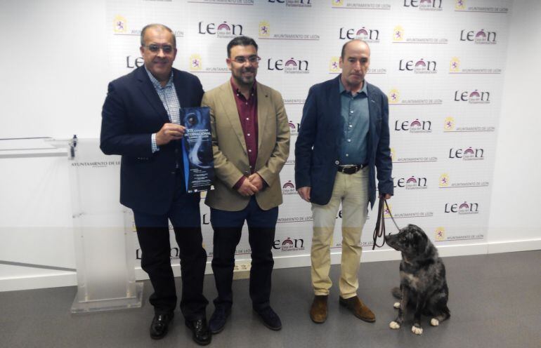 El presidente de la Asociación Canina, Vicente González, el concejal Pedro Llamas y el secretario de la Sociedad Canina, Félix García.