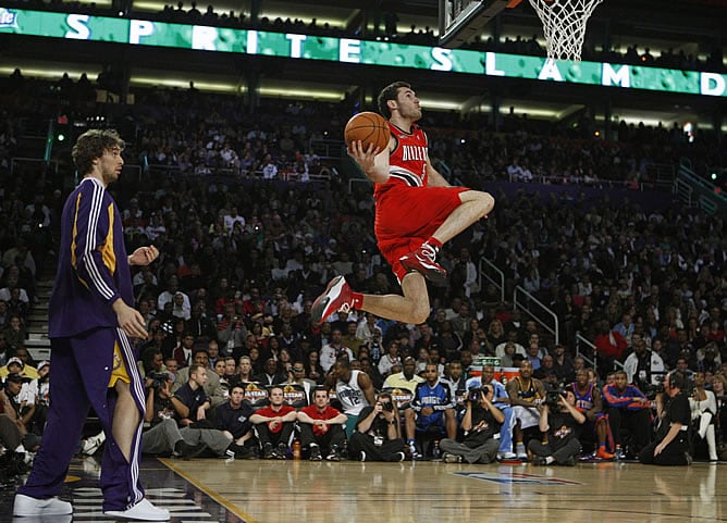 Pau Gasol y Rudy Fernández durante el concurso de mates del All Star de la NBA