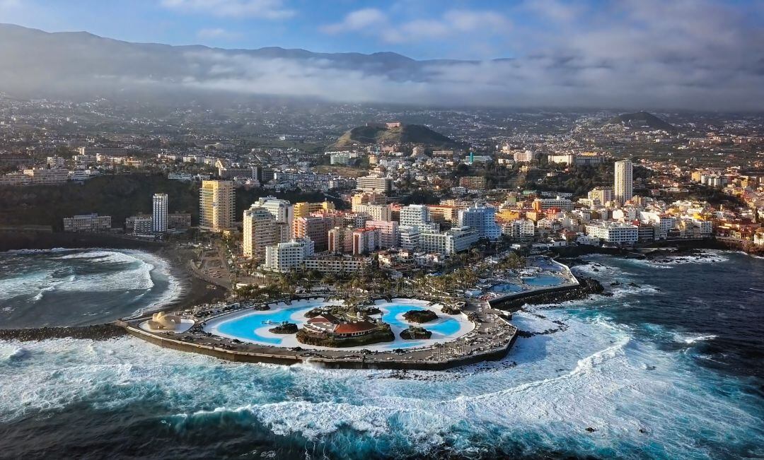 El Lago Martiánez corona el litoral de la ciudad turística del Puerto de la Cruz, al norte de Tenerife