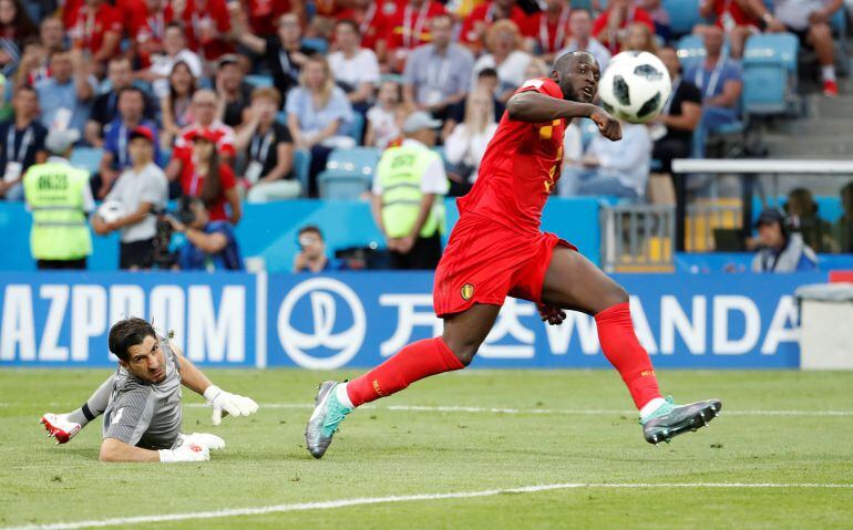 Lukaku mete el tercero de Bélgica. 