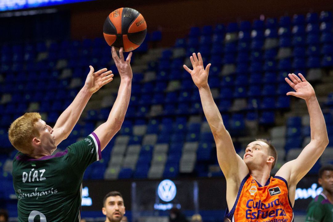 El base del Unicaja, Alberto Díaz lanza a canasta ante la defensa del escolta esloveno del Valencia Basket Club, Klemen Prepelic 