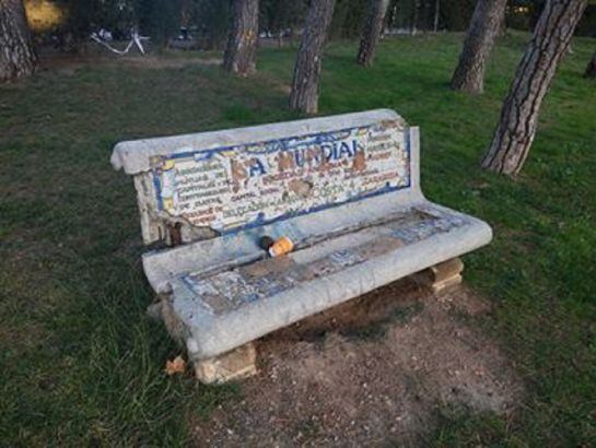 Otro de los bancos con graves desperfectos