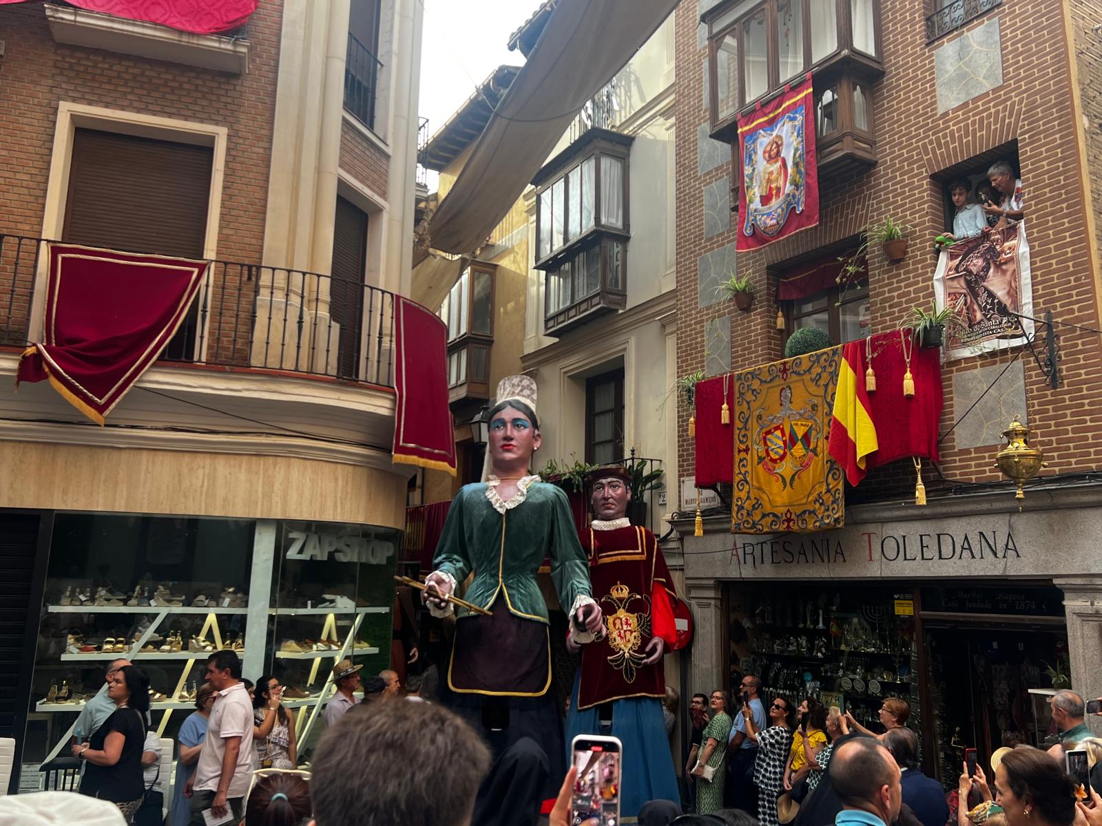 Los gigantones acompañando a la Tarasca en el recorrido procesional del Corpus 2025.