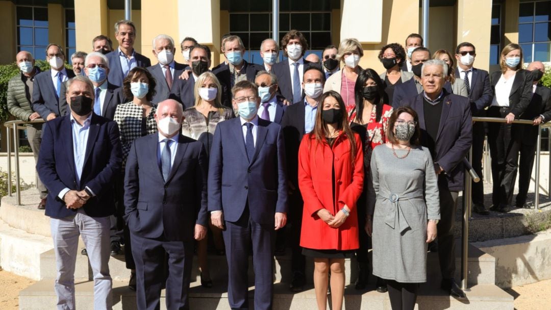 El president Ximo Puig (c) y la consellera de Innovación, Carolina Pascual, con los miembros del nuevo Patronato de la Fundación del Centro Internacional del Envejecimiento.