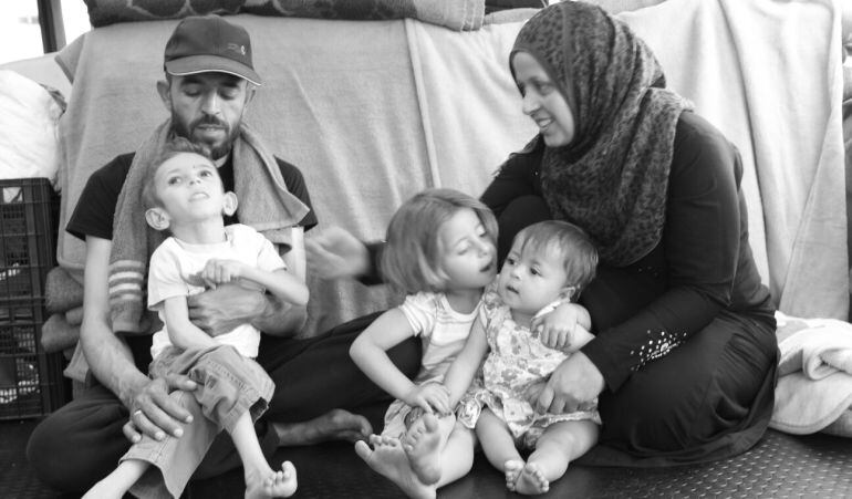 Al-Yaman junto a su familia en el campo de Idomeni