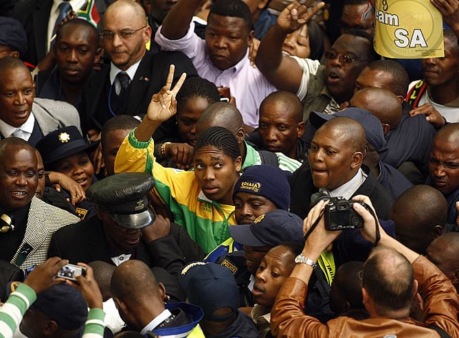 Caster Semenya, recibida en su país natal por una marea humana