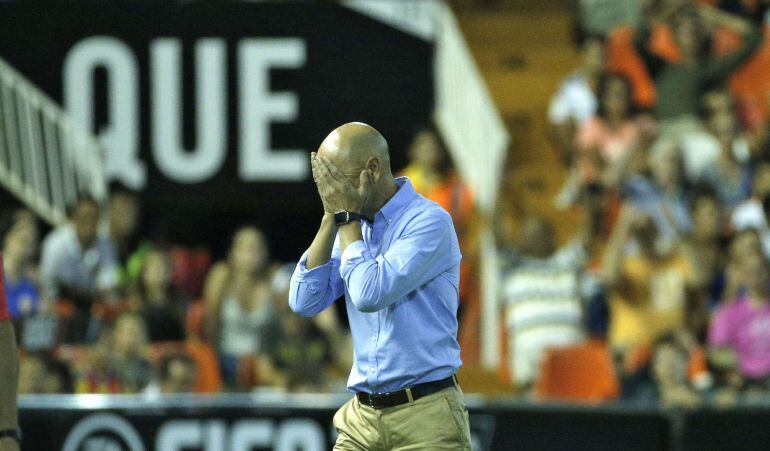 El técnico del Valencia CF, Pako Ayestarán, durante el partido correpondiente a la primera jornada de Liga en Primera División que Valencia CF y UD Las Palmas juegan esta noche en el estadio de Mestalla, en Valencia. EFEManuel Bruque.