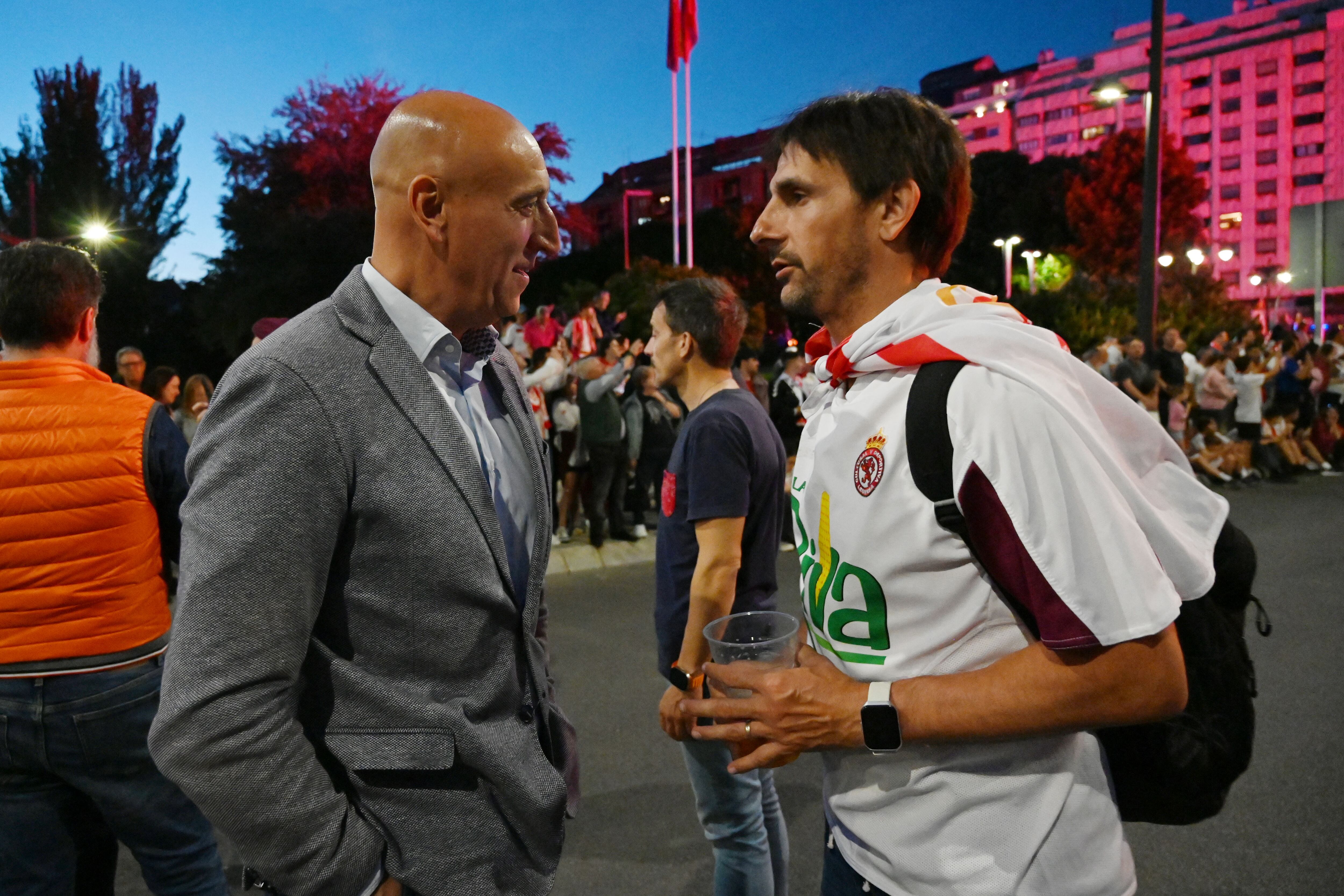 LEÓN, 24/05/2025.- El alcalde de León, José Antonio Díez (i), durante la celebración del ascenso a Segunda División de la Cultural y Deportiva Leonesa. EFE/J.Casares
