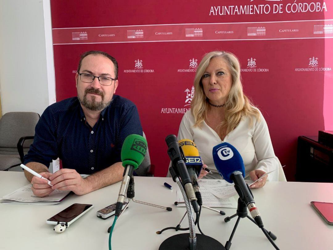 Juan Alcántara y Cristina Pedrajas, concejales de Podemos